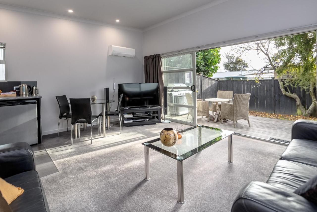 Two Four Cologne Villa Martinborough Dış mekan fotoğraf