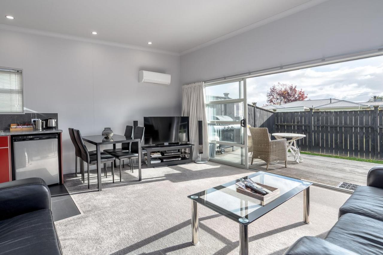 Two Four Cologne Villa Martinborough Dış mekan fotoğraf