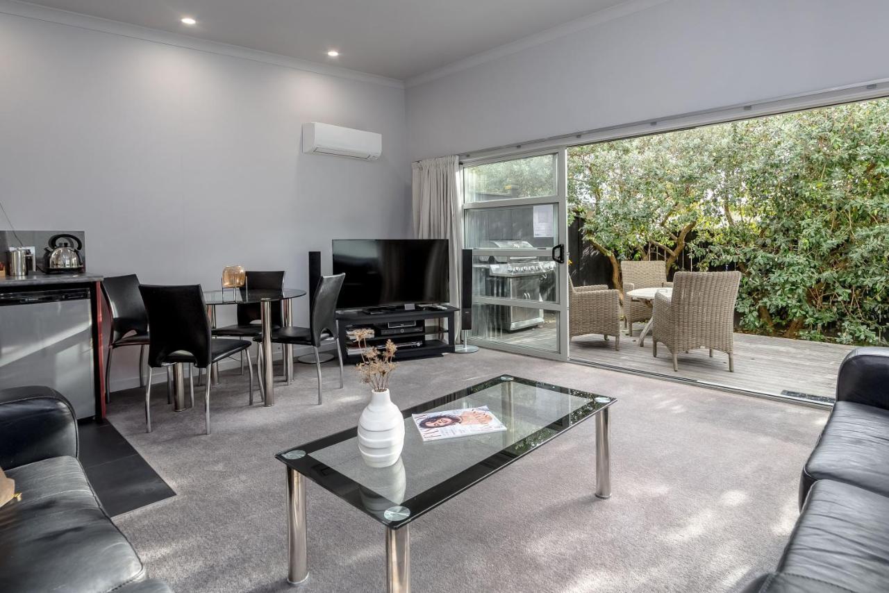 Two Four Cologne Villa Martinborough Dış mekan fotoğraf